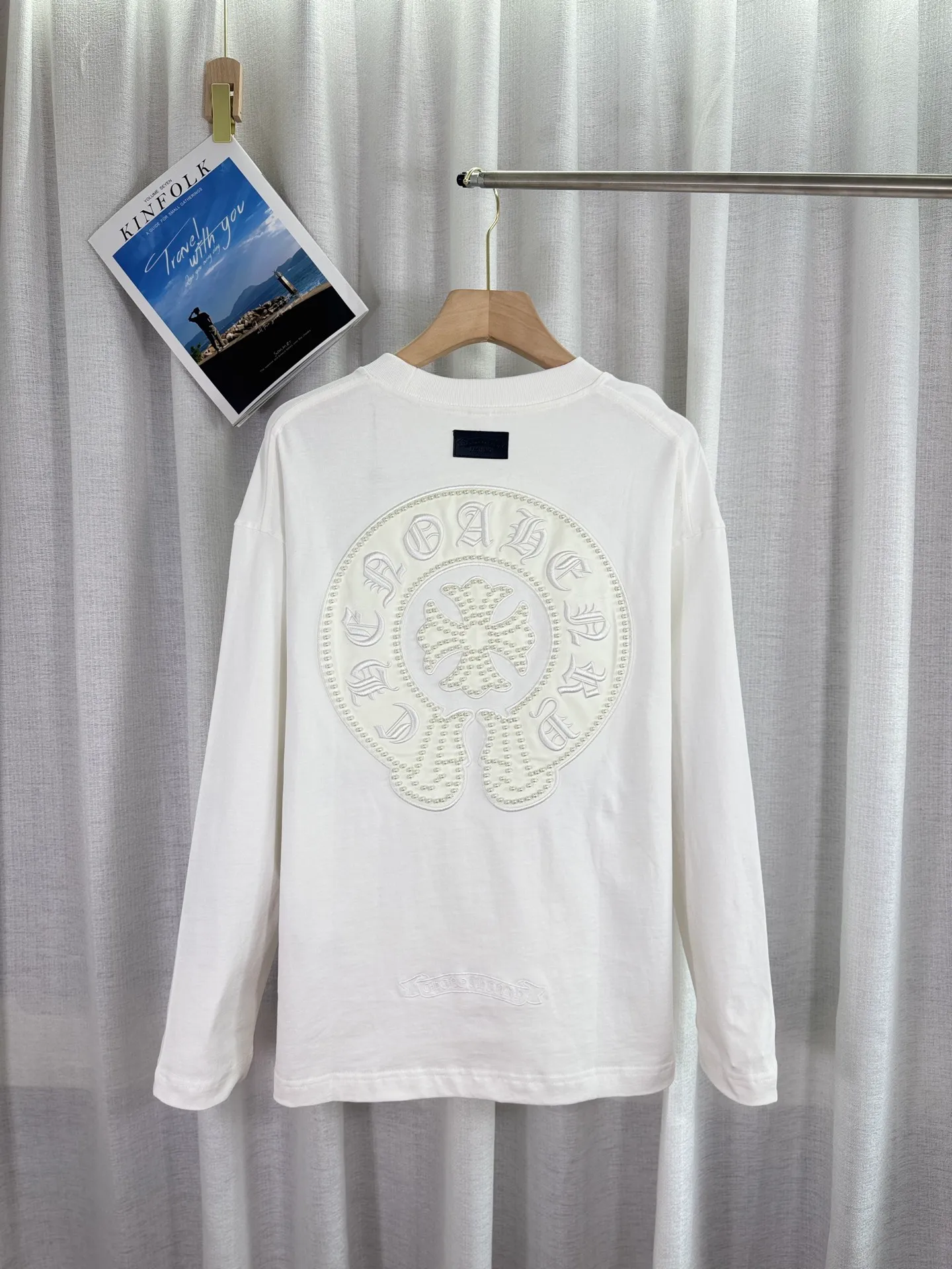 P260 top version, real shot without P, ​​different from market currency) 𝗖𝗵𝗿𝗼𝗺𝗲 𝗛𝗲𝗮𝗿𝘁𝘀/Cro Heart 2025 Autumn and Winter Pearl Compass Casual Long Sleeve 👑The highest version! Customized fabric 320g fabric! Pearl compass, genuine leather cut. Best-selling model at the counter. Very comfortable to wear. Accessories: original molded and authenticated collar label➕100% silk wash label. Genuine purchase-grade original hangtag➕matching hanging rope➕3D hanging beads➕original packaging bag. Craftsmanship: The original version has consistent wiring! The highest version of the armhole matching technique! Color: White Black Size: S M L XL Style No.: 5170